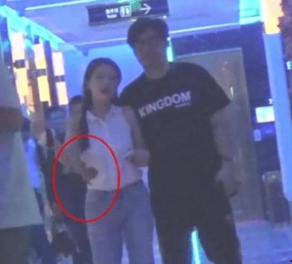 吃瓜群众女子手被砍,吃瓜群众热议背后的真相