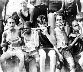 群众吃瓜拍照姿势,揭秘群众吃瓜拍照的趣味瞬间